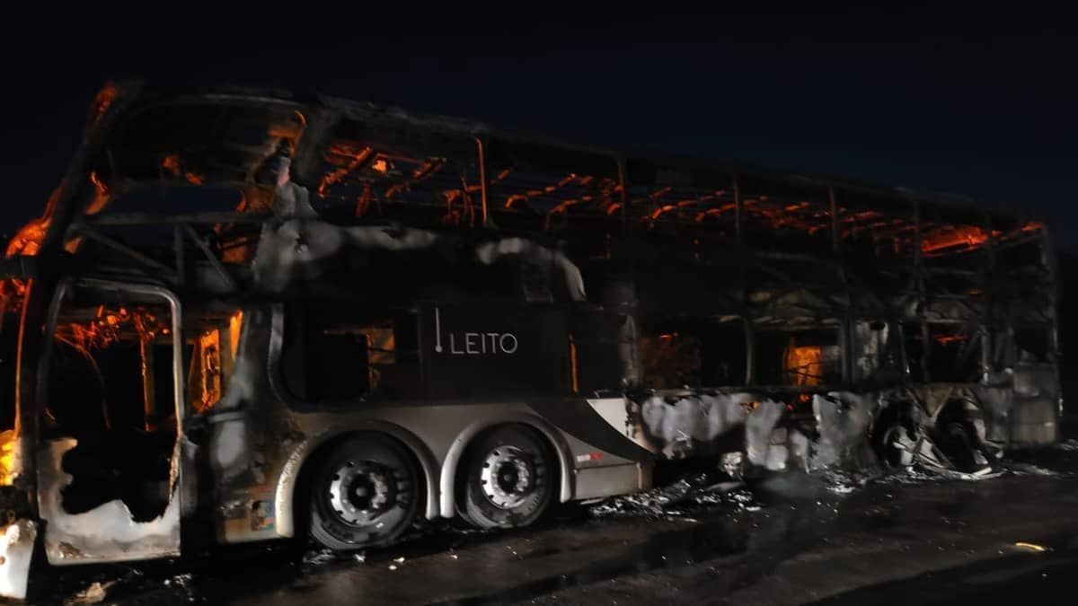Vídeo: ônibus de viagem pega fogo com 56 passageiros no Norte de Minas