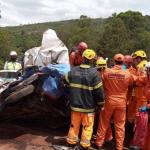 Acidente na Fernão Dias: carro da Prefeitura de Guaxupé fica completamente destruído