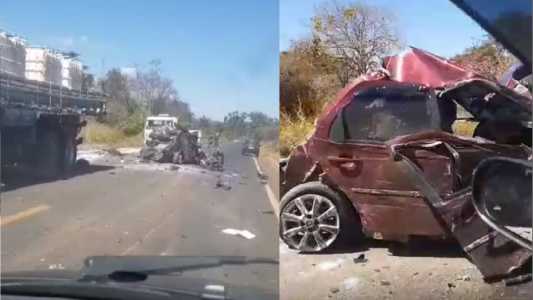 Veículo ficou completamente destruído após o acidente