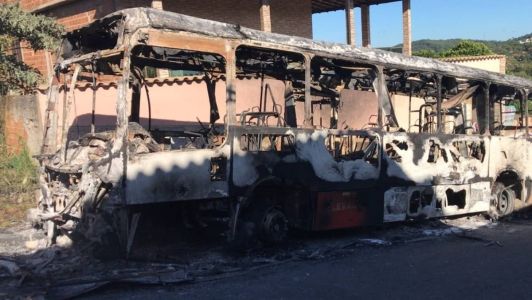 Veículo ficou completamente destruído