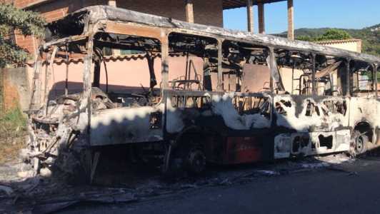 Veículo ficou completamente destruído