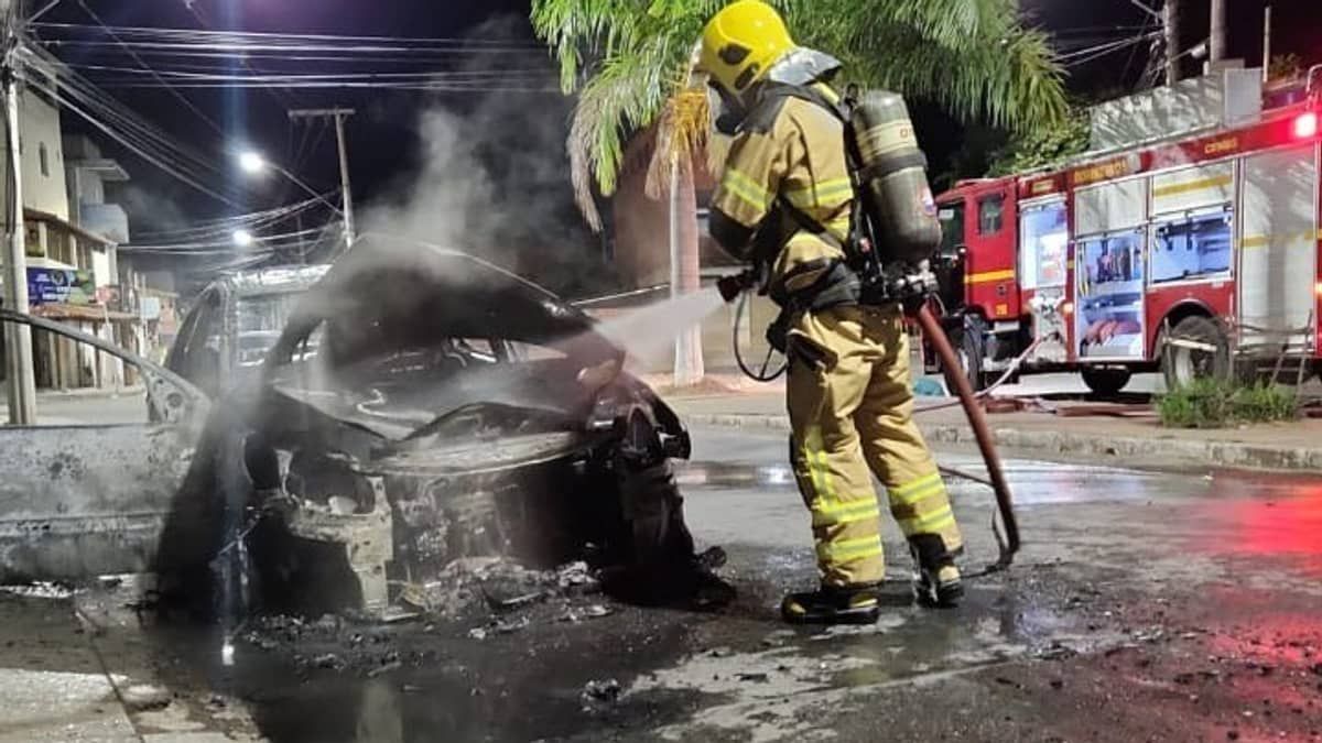 Carro que transportava família pega fogo e fica completamente queimado em Montes Claros