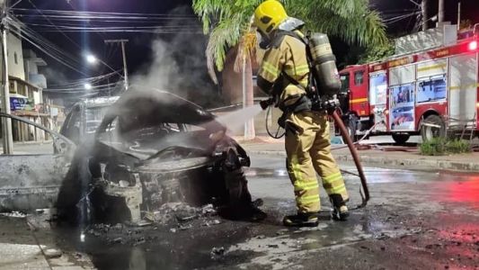 Veículo ficou completamente destruído