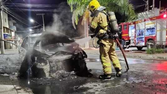 Veículo ficou completamente destruído