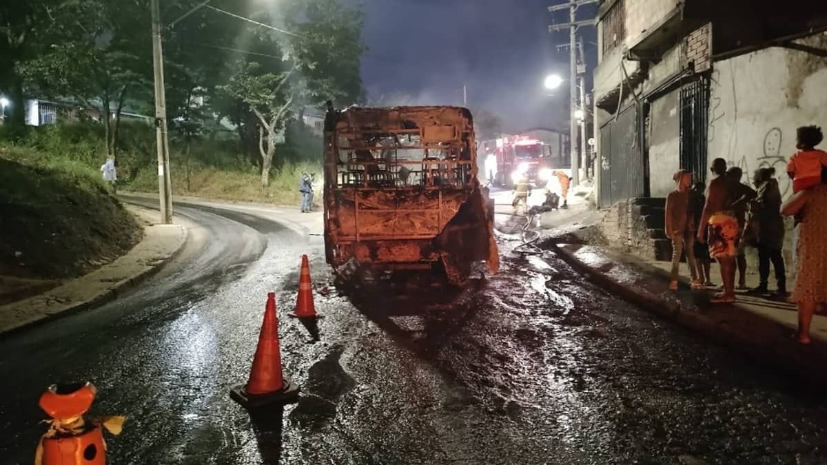 Ônibus pega fogo debaixo do viaduto do Anel Rodoviário de Belo Horizonte; veja  