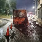 Ônibus pega fogo debaixo do viaduto do Anel Rodoviário de Belo Horizonte; veja  