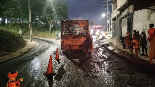 Veículo ficou completamente destruído após ser consumido pelas chamas
