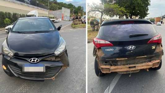 Veículo ficou danificado após ação dos jovens criminosos