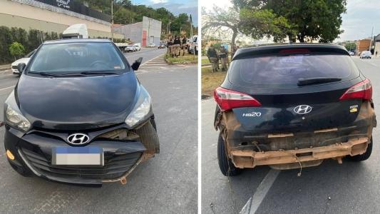 Veículo ficou danificado após ação dos jovens criminosos
