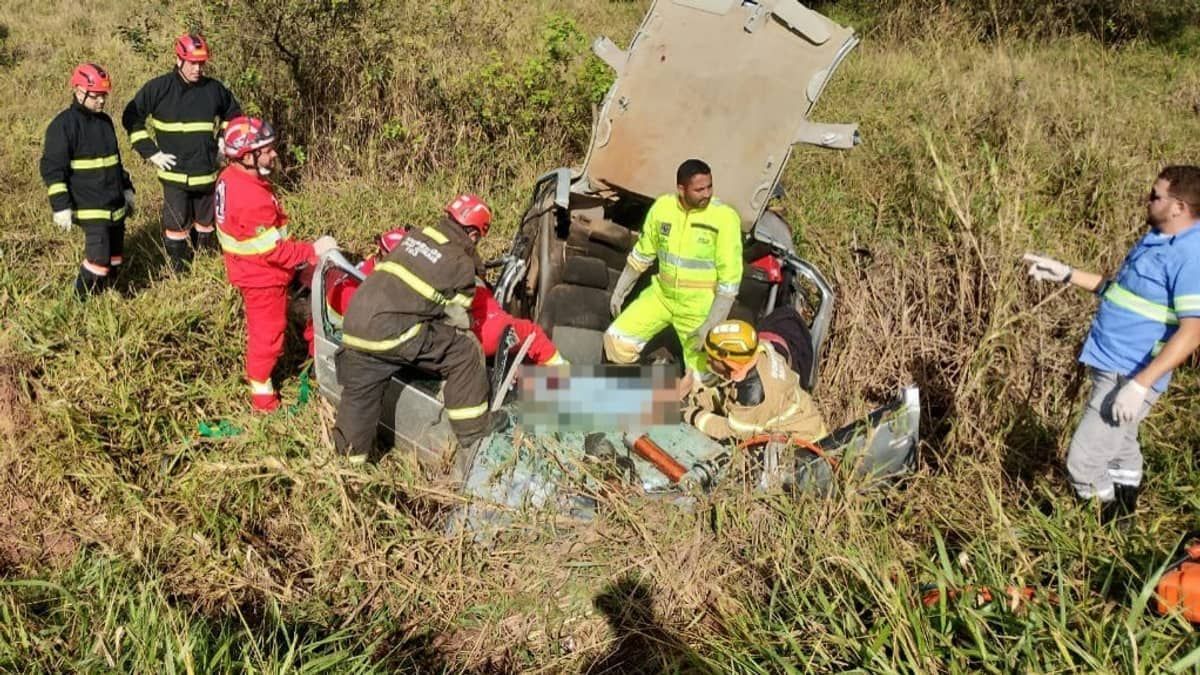 Carro fica completamente destruído após capotar no interior de Minas; veja