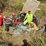 Carro fica completamente destruído após capotar no interior de Minas; veja