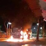 Homens encapuzados ateiam fogo em ônibus em BH e deixam bilhete; vídeo
