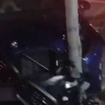 Vídeo: BMW é abandonada sem placa após bater em poste e motorista foge do local  