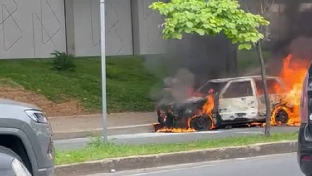 Vídeo: carro pega fogo na avenida Silva Lobo em Belo Horizonte  