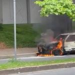 Vídeo: carro pega fogo na avenida Silva Lobo em Belo Horizonte  