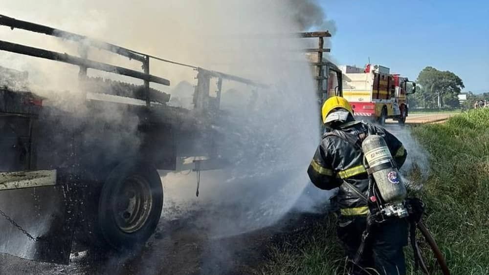 Caminhão que transportava piscinas pega fogo no Sul de MG