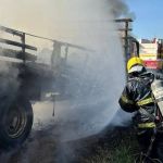 Caminhão que transportava piscinas pega fogo no Sul de MG
