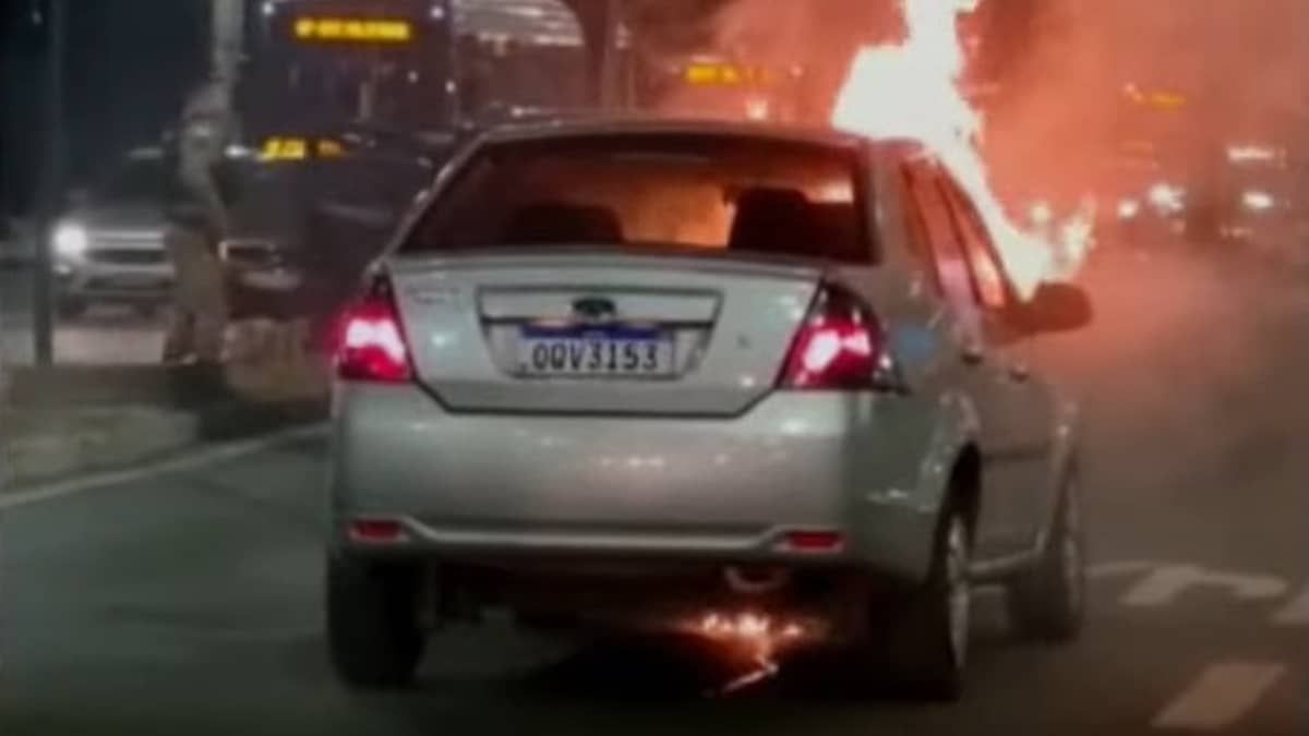 Carro pega fogo em frente ao Shopping Del Rey e interdita avenida de BH