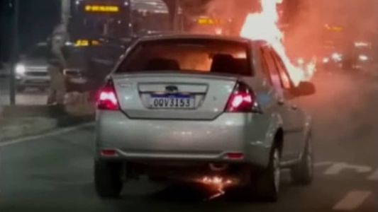 Veículo pega fogo e interdita faixas da avenida Carlos Luz, na Pampulha