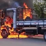 Caminhão pega fogo na MG-30, em Nova Lima; trânsito está intenso no local