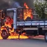 Caminhão pega fogo na MG-30, em Nova Lima; trânsito está intenso no local