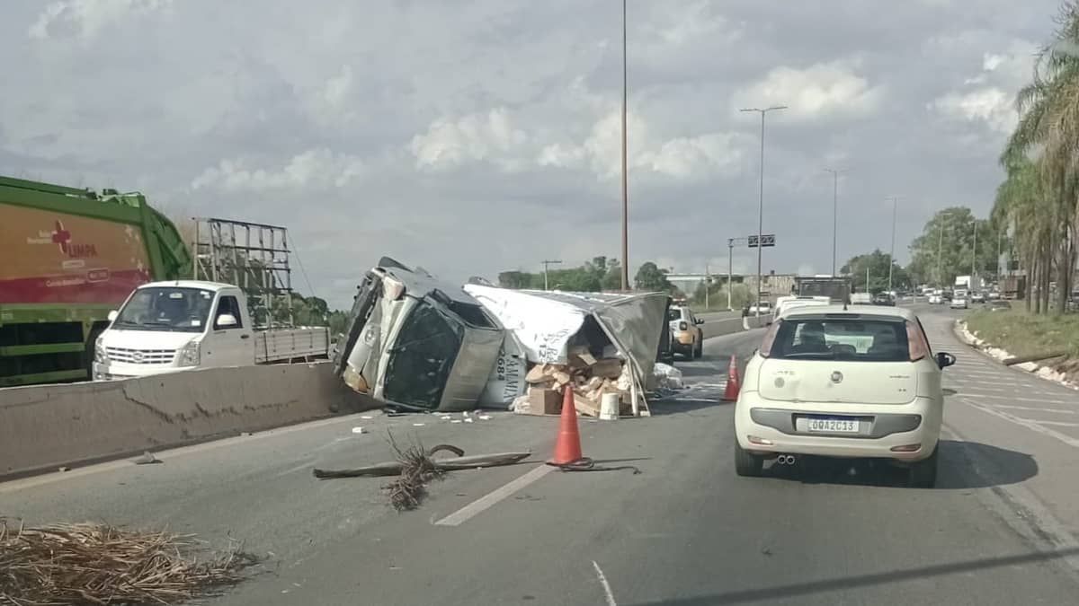 Caminhão tomba, cai na pista contrária e trava trânsito no Anel em BH