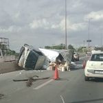 Caminhão tomba, cai na pista contrária e trava trânsito no Anel em BH