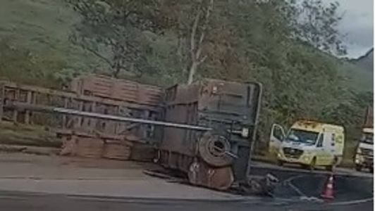 Veículo tombou no local nesta manhã