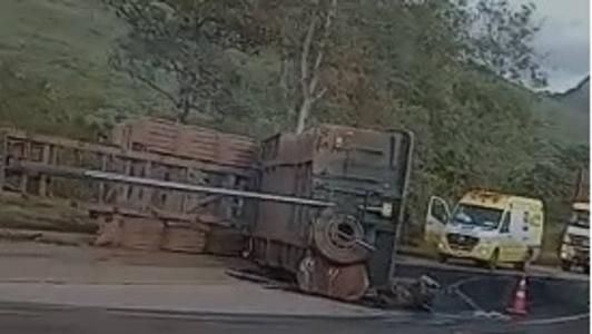 Veículo tombou no local nesta manhã