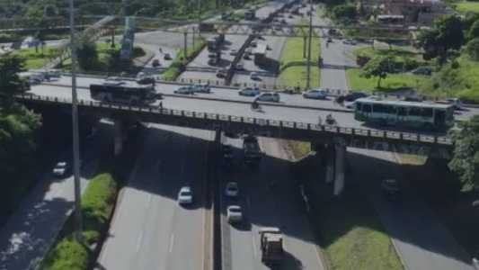 Veículo transportava sucata e pegou fogo na altura do bairro Betânia, sentido Rio de Janeiro