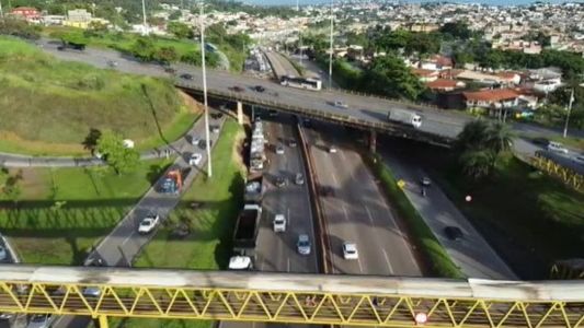 Veículo transportava sucata e pegou fogo na altura do bairro Betânia, sentido Rio de Janeiro