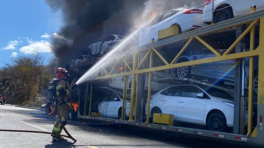 Veículo transportava 11 veículos novos que ficaram destruídos