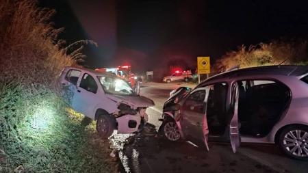 Veículos colidiram frontalmente na BR 352