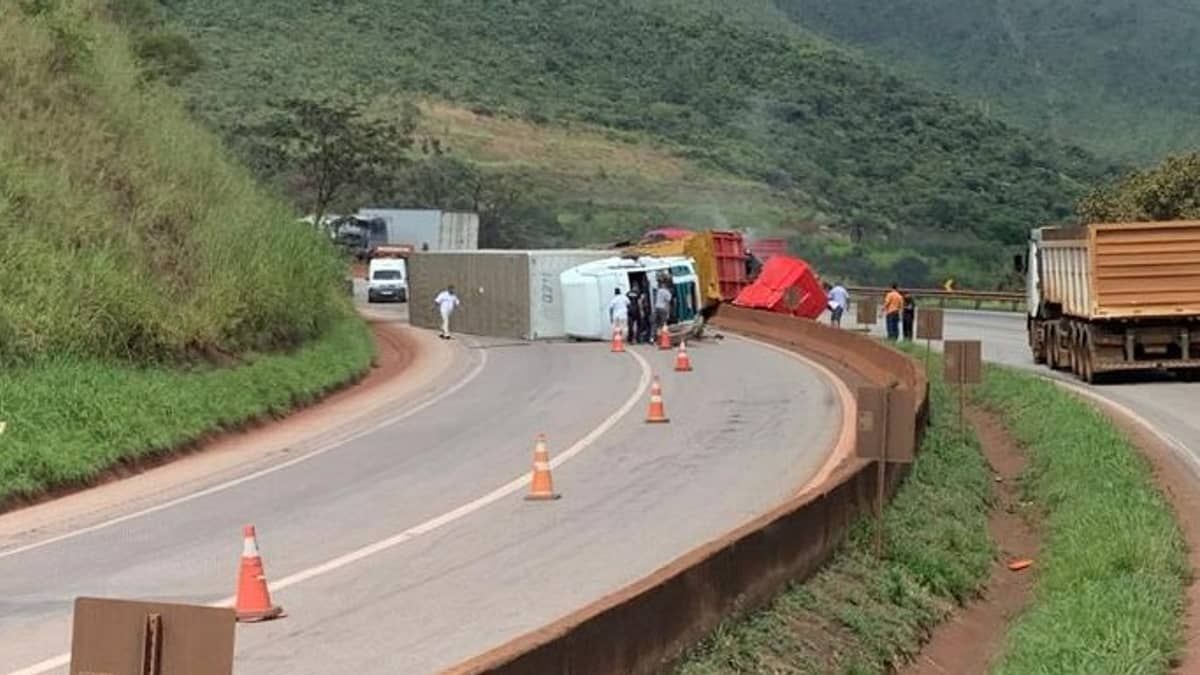 Caminhão e carreta batem e tombam na pista da Fernão Dias na Grande BH