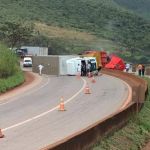 Caminhão e carreta batem e tombam na pista da Fernão Dias na Grande BH