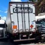 Caminhões ficam 'presos' em paredão de pedra na BR-251, em Salinas; veja imagens