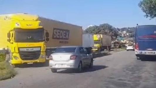 Veículos são impedidos de entrar na sede dos Correios