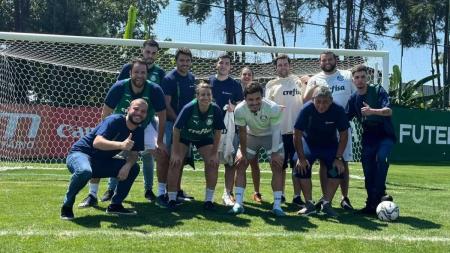 Veiga ao lado de portadores de fan tokens do Palmeiras