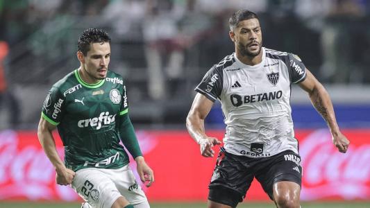 Veiga (esq), do Palmeiras, e Hulk (dir), do Atlético