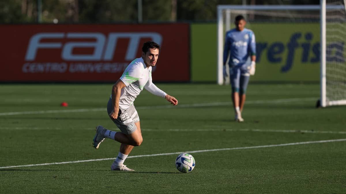 Veiga retorna no Palmeiras e treina normalmente; trio fica de fora
