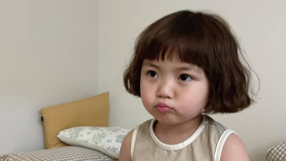 Bebê coreana das figurinhas de WhatsApp já é uma ‘mocinha’; veja como ela está 