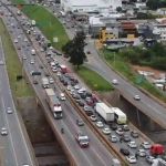 Carro roda na pista após ser atingido por caminhão no Anel Rodoviário, em BH