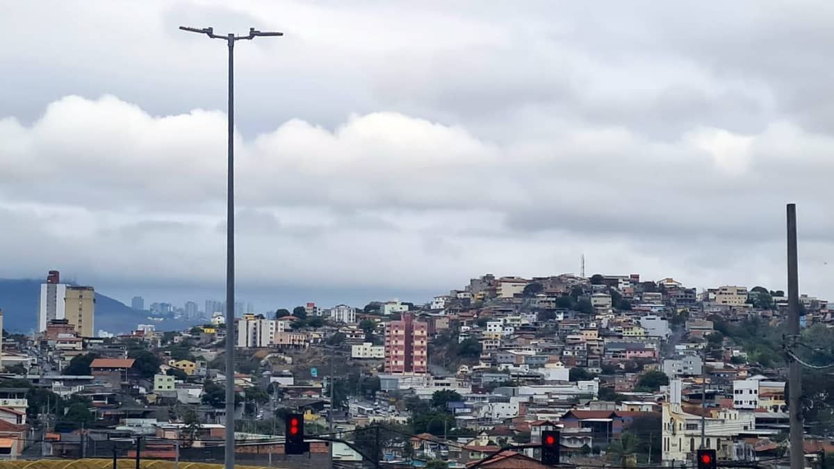 Frio e chuva devem continuar em BH esta semana; 'calorzão' não volta pelos próximos 10 dias 