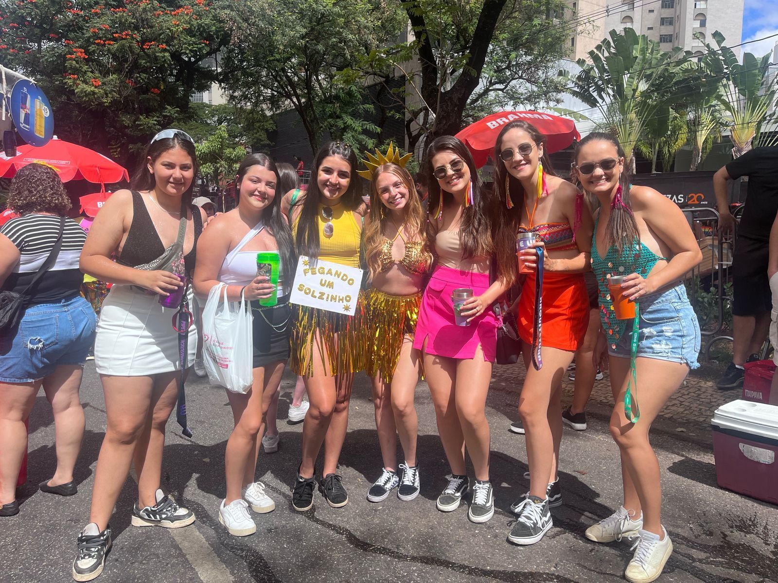 Veja imagens do cortejo do bloco ‘Filhos da PUC MG’, em BH neste domingo (2)