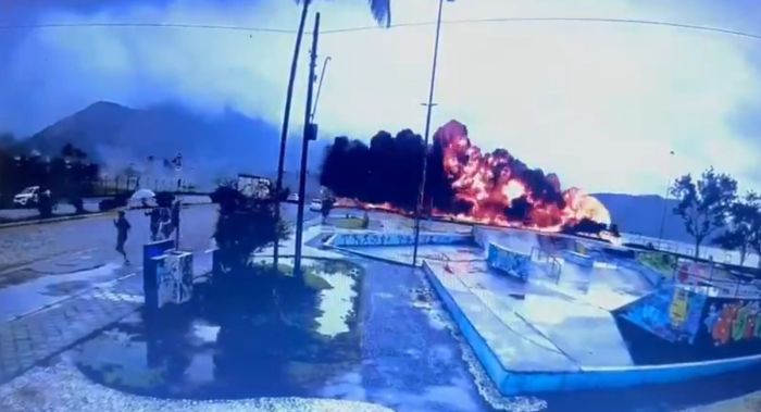 Veja imagens dos destroços do avião que saiu da pista e explode na praia de Ubatuba em SP.