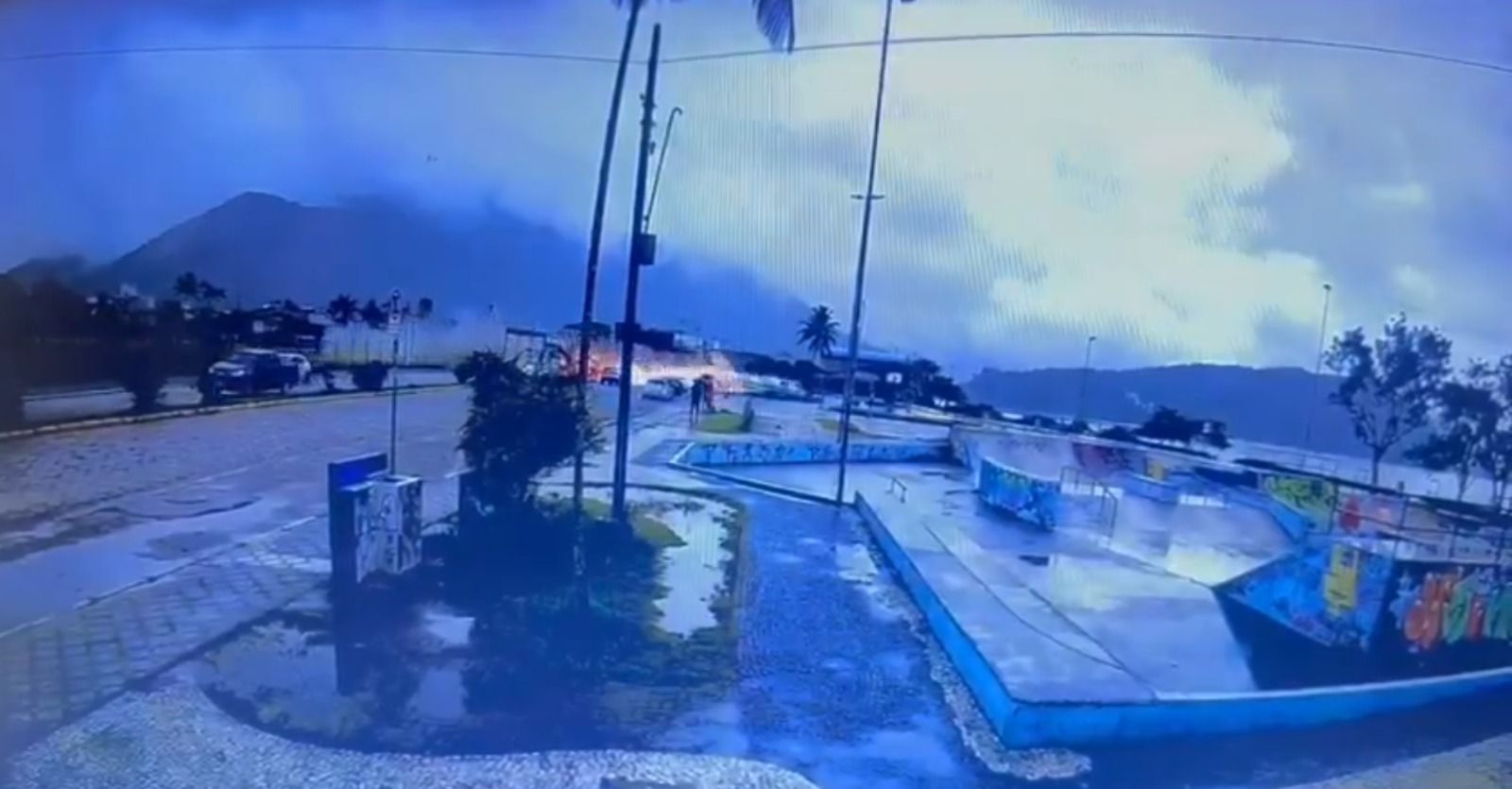 Quatro pessoas foram socorridas com vida de avião que explodiu em Ubatuba (SP); piloto está preso entre as ferragens
