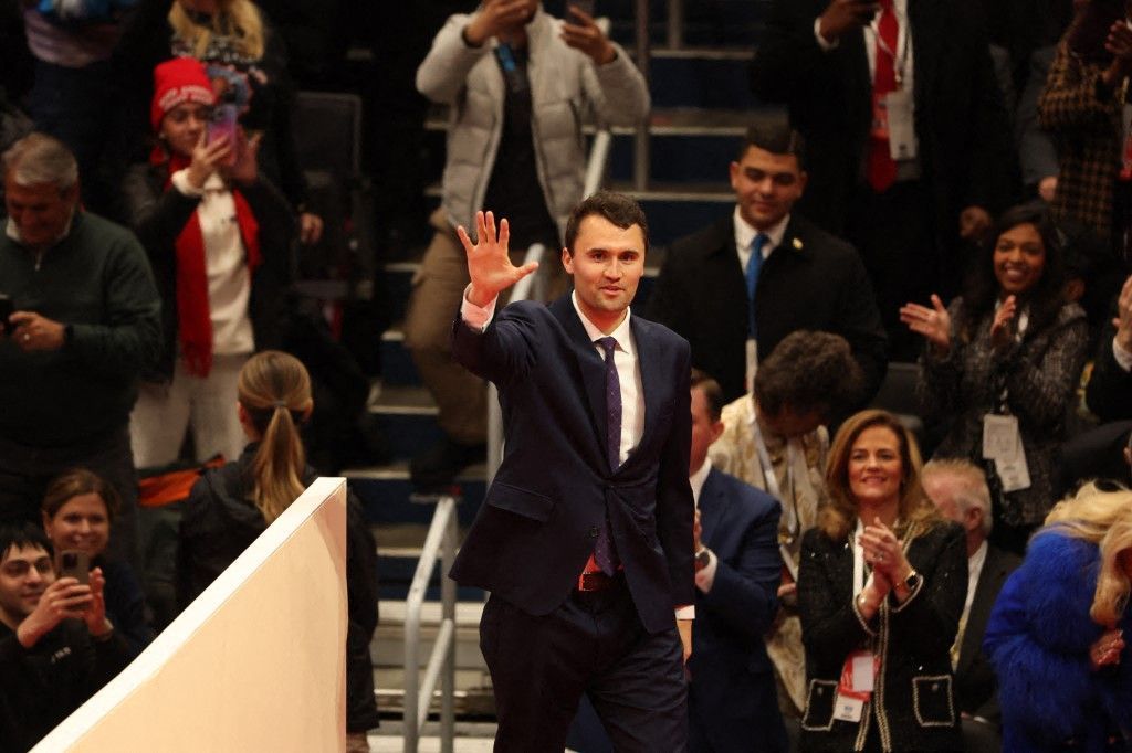 Veja o momento em que Charlie Kirk, aliado de Trump, é baleado durante evento