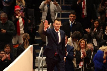 Charlie Kirk, aliado de Trump, morreu após ser baleado durante evento