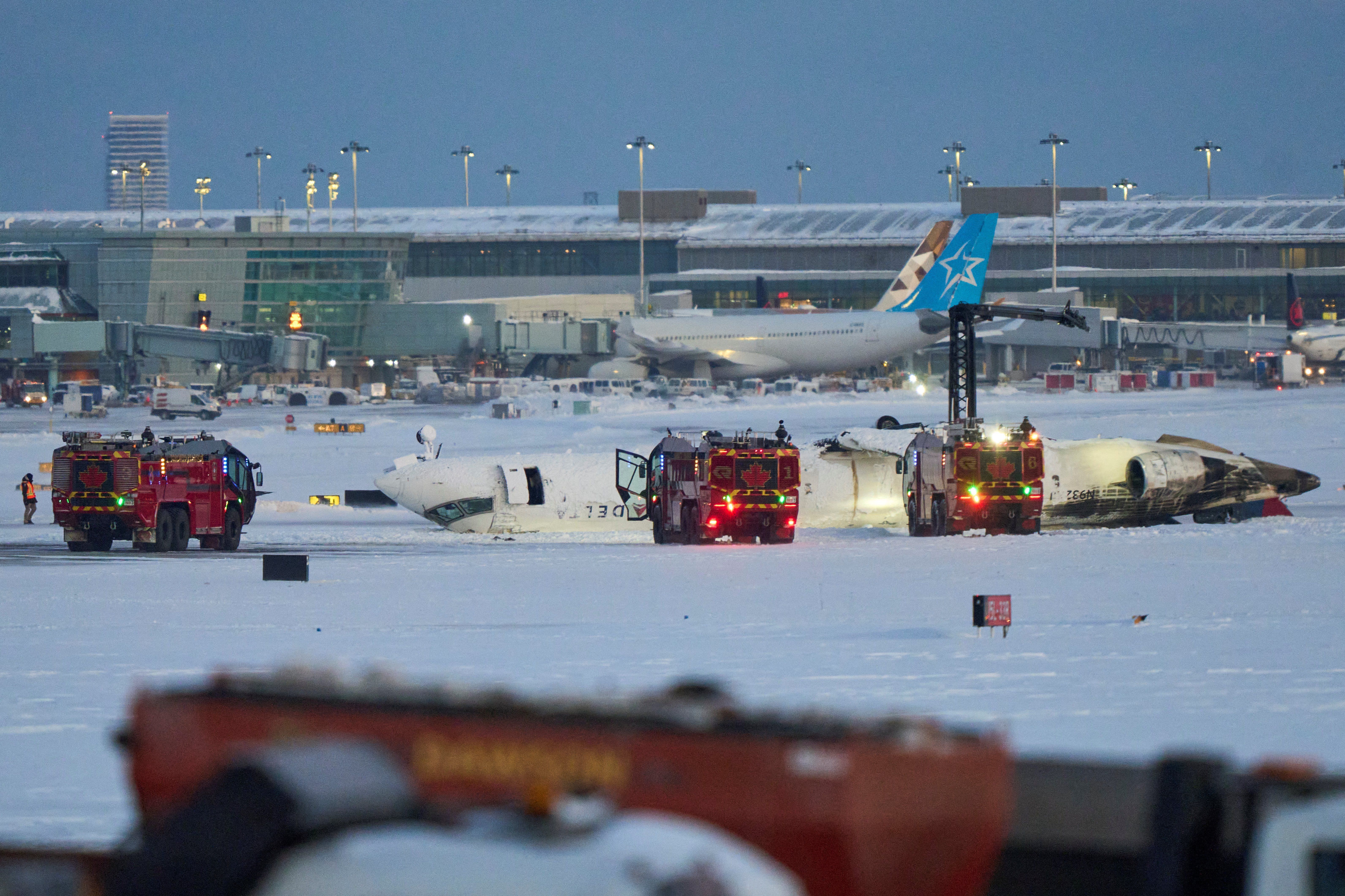 Veja o que se sabe sobre o acidente do avião que 'capotou' no aeroporto de Toronto