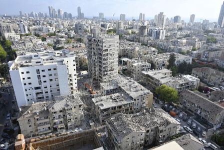 Uma foto mostra um prédio de apartamentos desabando após ser atingido por um míssil iraniano em Bat Yam, centro de Israel.